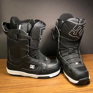 Like New DC Snowboarding Boots. Black & White Mens Size 9